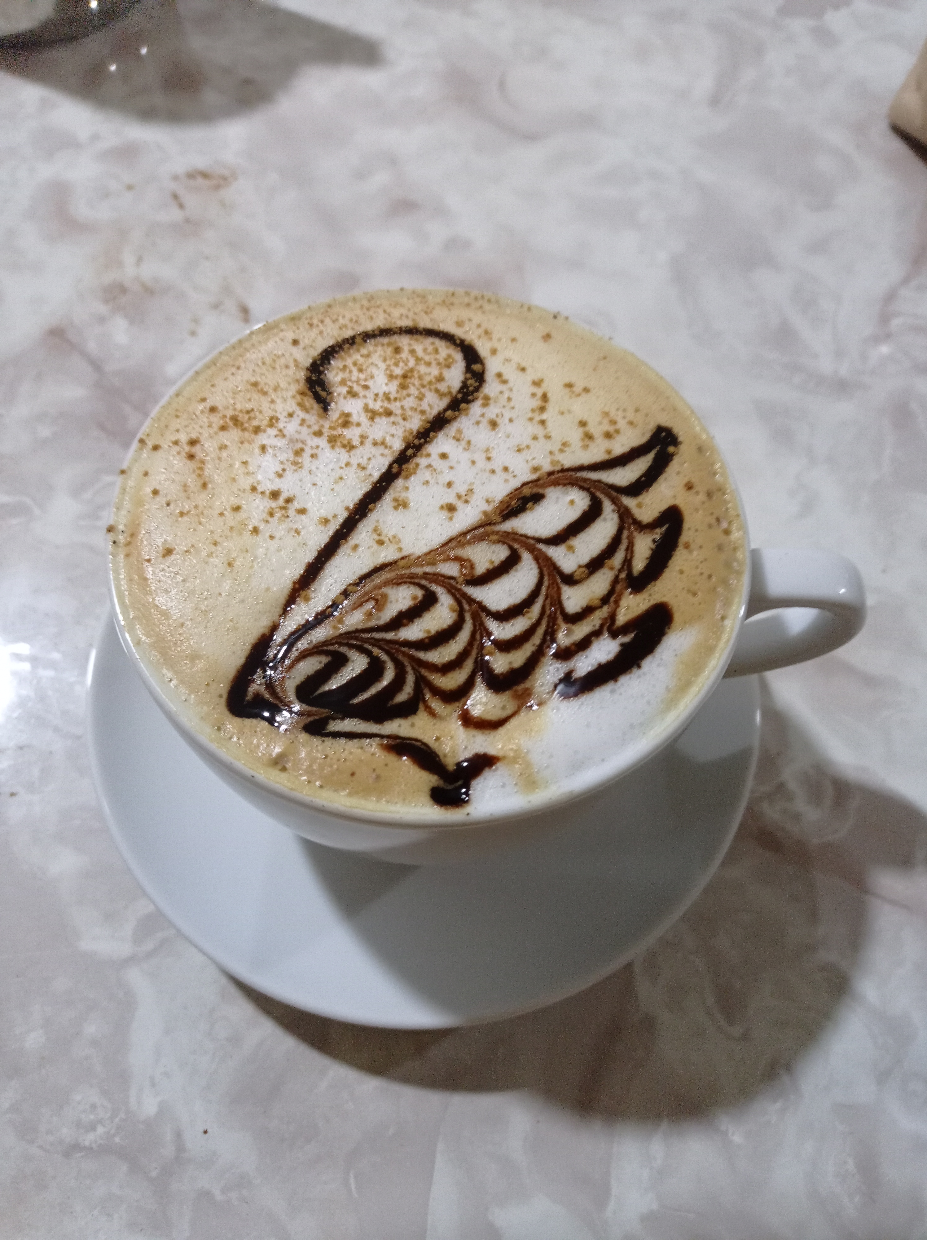 Mesa con café y libro en Mishkán